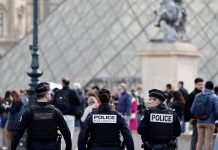 Booliiska Faransiiska oo xiray laba tuhmane oo ka tirsan ragii dahabka ka dhacay matxafka Louvre