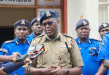 Booliska oo baaraya isku dhacii kaniisadda Kariobangi iyadoo lix qof ay ku dhaawacmeen dagaal dhalinyaro ah.