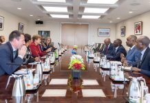 Kenya iyo Maraykanka oo iska kaashanaya dhanka waddooyinka