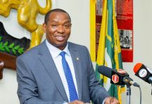 Guddoomiyaha KRA oo difaacay ‘riyada Singapore’ ee Ruto, kuna boorriyay dadka dhaleeceeya inay bixiyaan aragti kale