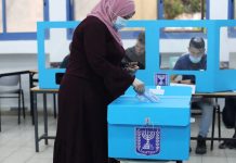 Dadka Deir el-Balah oo u codeynaya doorasho deegaan oo astaan ah iyadoo kaabayaasha ay burbursan yihiin