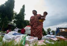 Qoysaska Nepal oo raadinaya ehelkooda iyadoo meydadku buux dhaafiyeen xarumaha meydadka