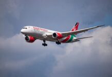 Diyaarad ay leedahay Kenya Airways oo taayir ka qarxay xili ay ku dagaysay garoonka Cape Town