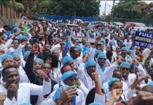 DHEGEYSO:Shaqaalaha caafimaadka dadweynaha oo bannaanbax ka dhigay Nairobi, kuna baaqay fulinta heshiiskii la gaaray